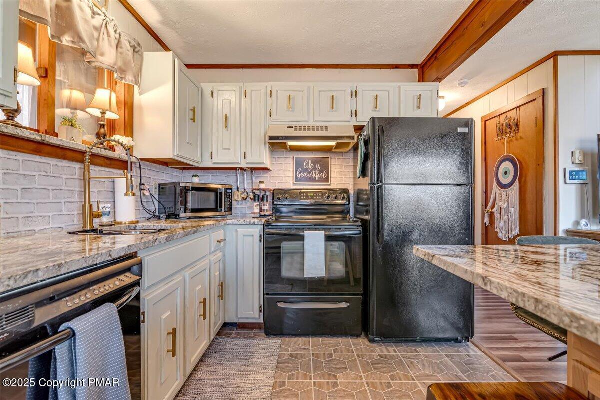 1037 Porter Drive Bushkill, PA 18324 - Photo 6 of 45 a kitchen with kitchen island granite countertop a refrigerator stove and sink