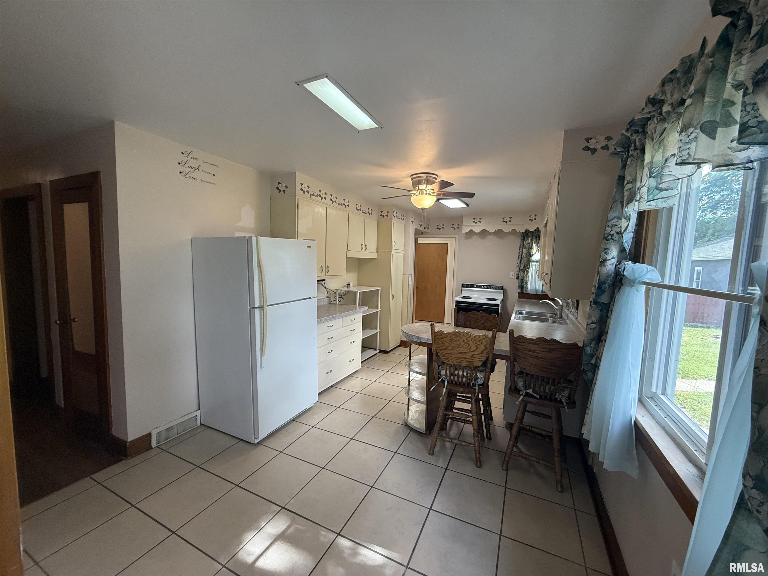 130 East Maple Street Roseville, IL 61473 - Photo 12 of 43