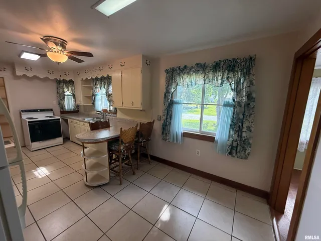 $164,990 | 130 East Maple Street, Roseville, IL 61473