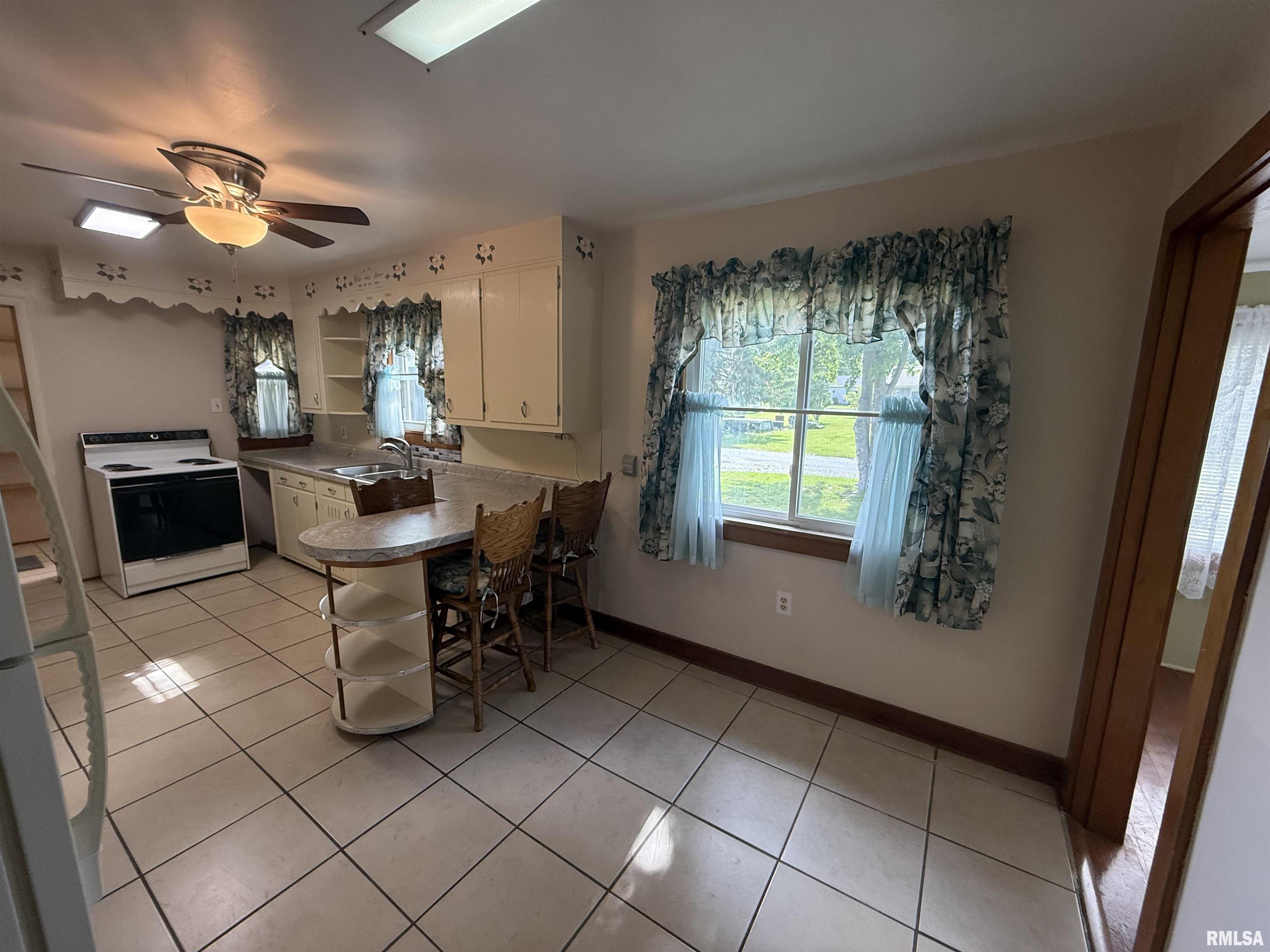 130 East Maple Street Roseville, IL 61473 - Photo 13 of 43