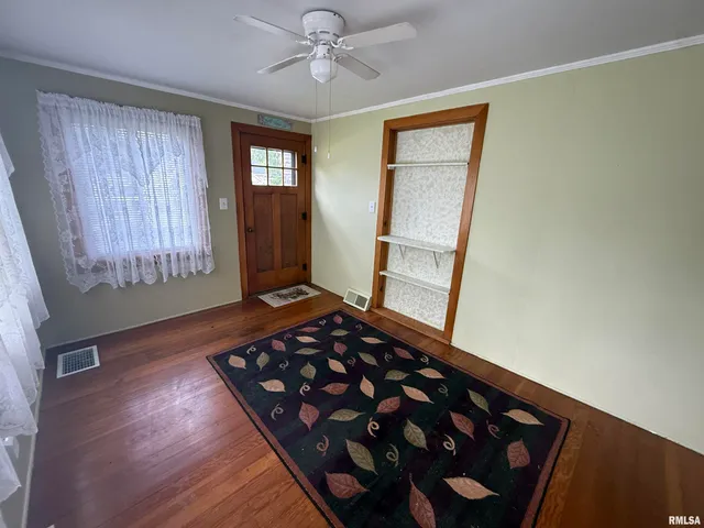 $164,990 | 130 East Maple Street, Roseville, IL 61473