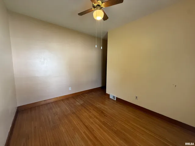 $164,990 | 130 East Maple Street, Roseville, IL 61473