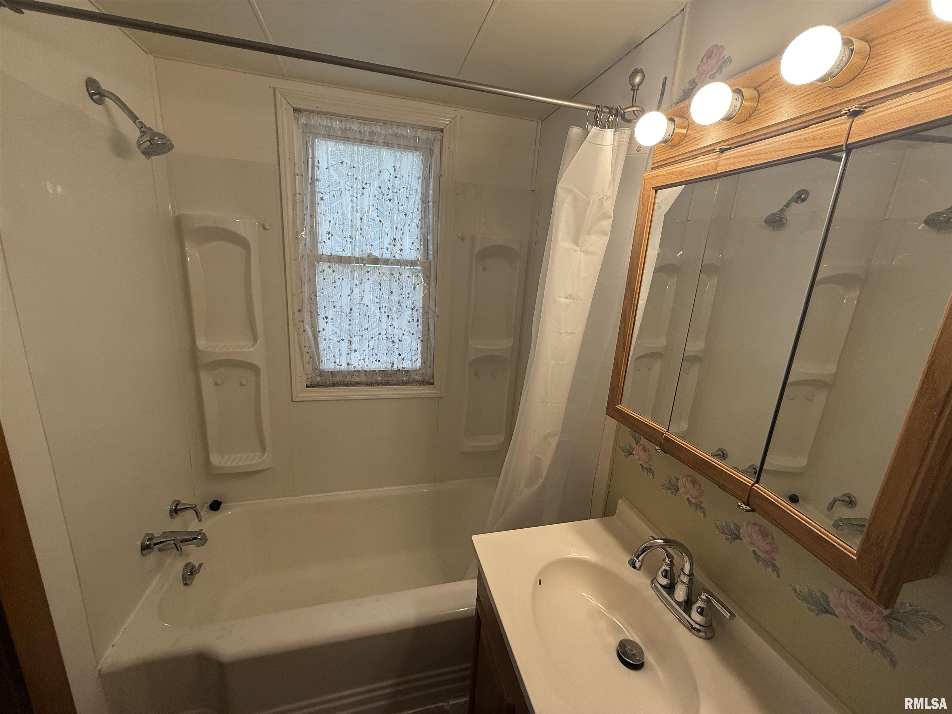 130 East Maple Street Roseville, IL 61473 - Photo 29 of 43