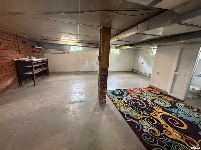 $164,990 | 130 East Maple Street, Roseville, IL 61473