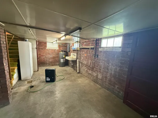 $164,990 | 130 East Maple Street, Roseville, IL 61473