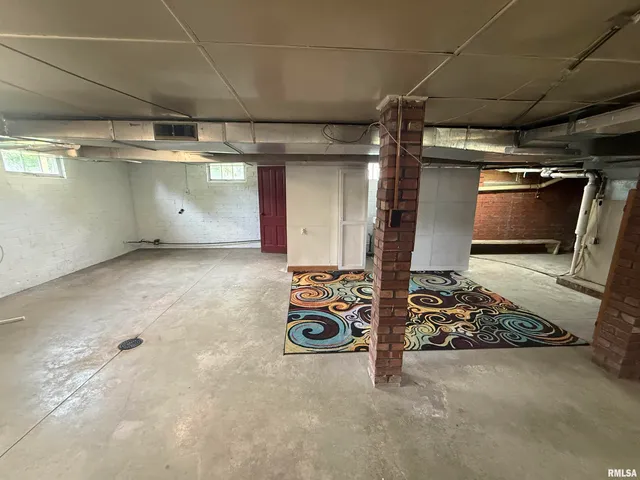 $164,990 | 130 East Maple Street, Roseville, IL 61473