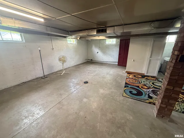 $164,990 | 130 East Maple Street, Roseville, IL 61473