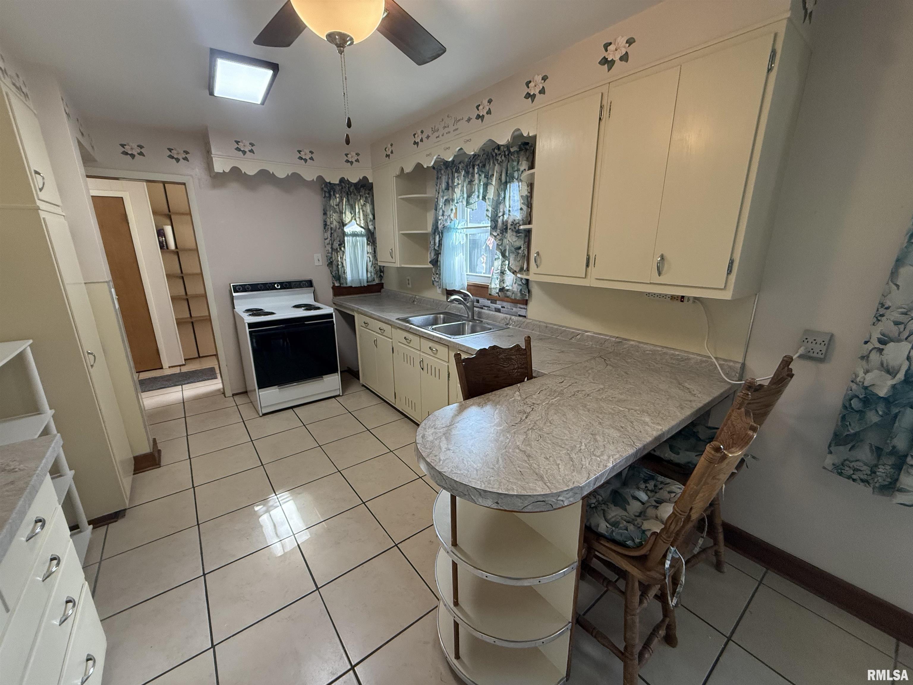 130 East Maple Street Roseville, IL 61473 - Photo 7 of 43