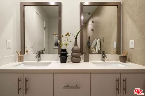 $1,385,000 | 1803 16th Street, Unit B, Santa Monica, CA 90404
