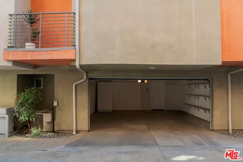 $1,385,000 | 1803 16th Street, Unit B, Santa Monica, CA 90404