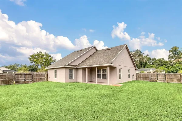a view of a house with backyard and garden