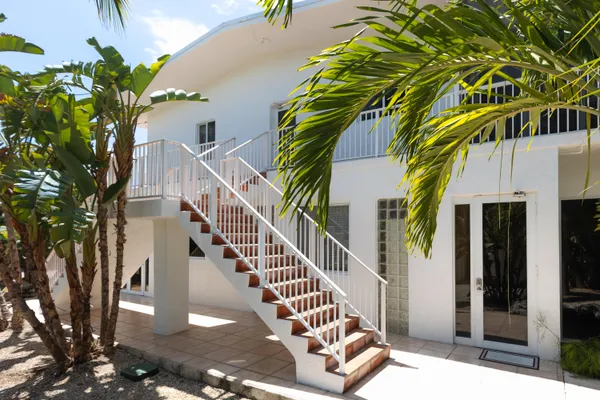 a view of entryway with a front door
