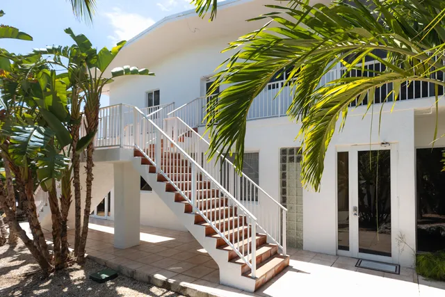 a view of entryway with a front door