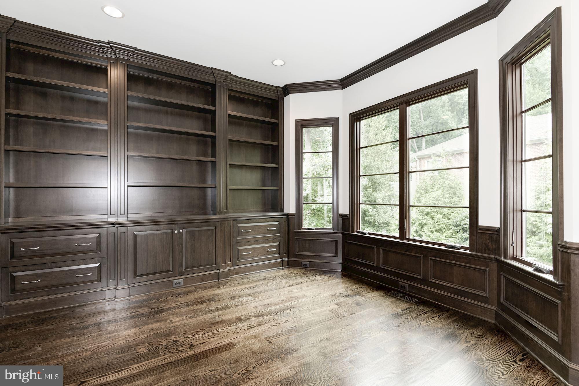 7112 Benjamin Street McLean, VA 22101 - Photo 5 of 32 Main Level Office/Library