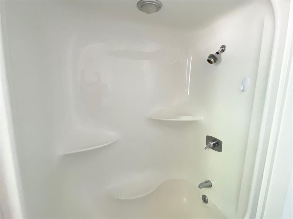 106 West Decatur Street Ennis, TX 75119 - Photo 6 of 17 a bathroom with a bathtub