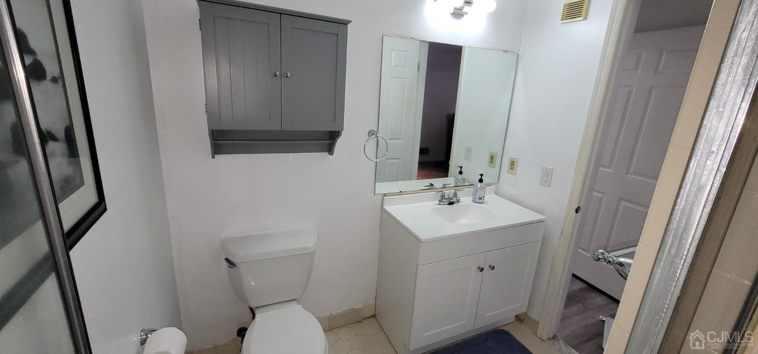 40 Boulder Drive Edison, NJ 08817 - Photo 14 of 23 a bathroom with a sink a toilet and a mirror