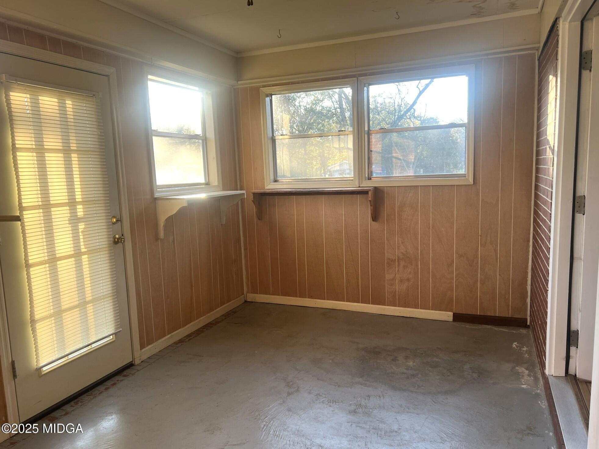 3640 South Walden Road Macon, GA 31216 - Photo 17 of 21 an empty room with windows