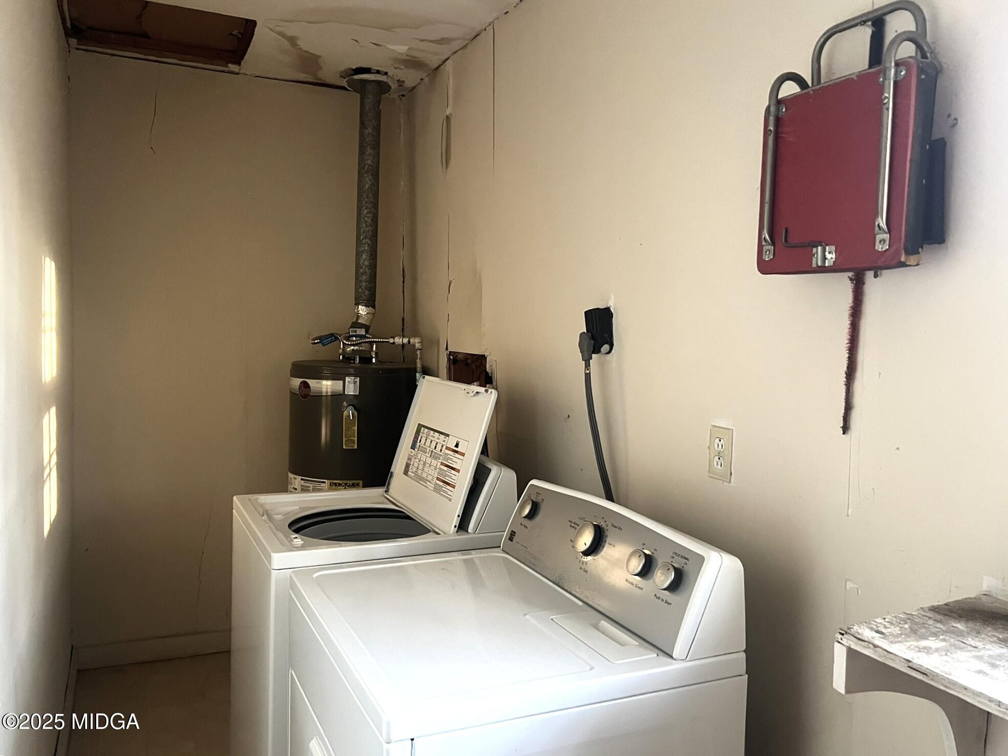 3640 South Walden Road Macon, GA 31216 - Photo 19 of 21 a utility room with dryer and washer