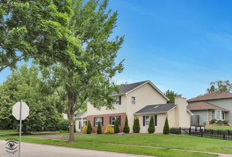 $525,000 | 8348 Adbeth Avenue, Woodridge, IL 60517