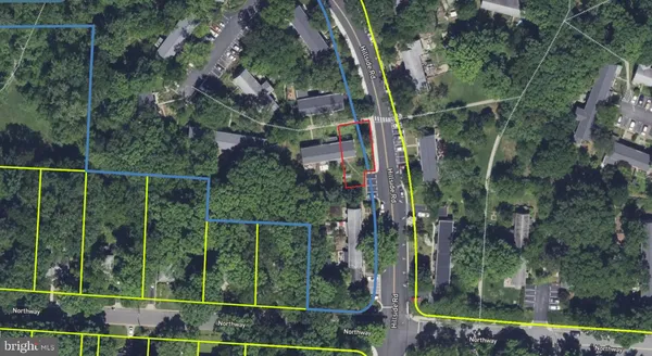 a view of a yard and basketball court