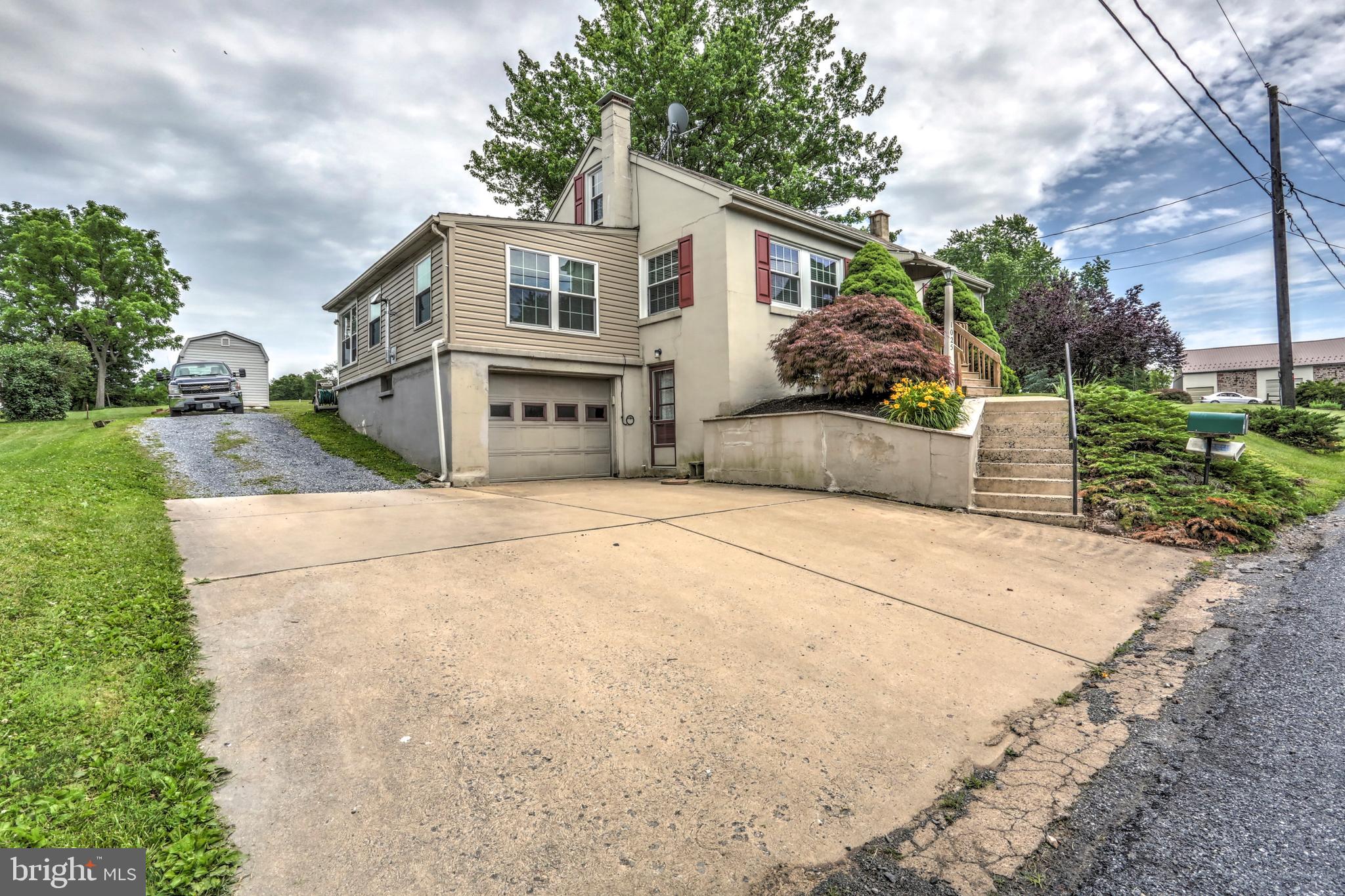 1025 Sun Valley Road Stevens, PA 17578 - Photo 2 of 34 Driveway/Garage