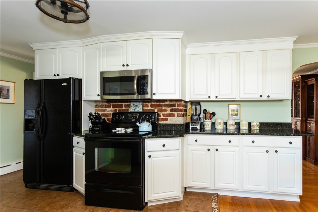 19 Silver Birch Road Warwick, RI 02888 - Photo 11 of 37 Kitchen