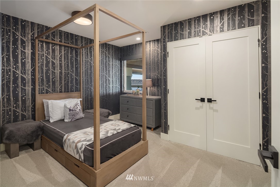 3223 Evergreen Point Road Medina, WA 98039 - Photo 24 of 36 a bedroom with a bed and a table