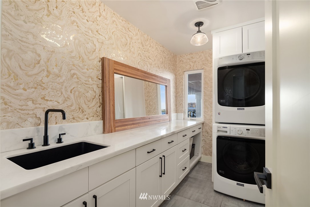 3223 Evergreen Point Road Medina, WA 98039 - Photo 26 of 36 a bathroom with a sink and a mirror