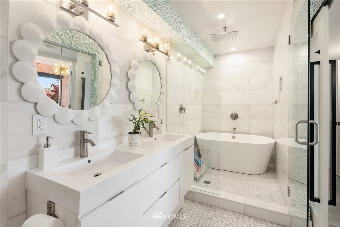 3223 Evergreen Point Road Medina, WA 98039 - Photo 27 of 36 a bathroom with a sink and mirror with bathtub