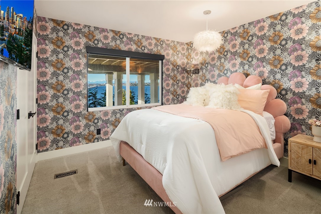 3223 Evergreen Point Road Medina, WA 98039 - Photo 28 of 36 a spacious bedroom with a bed and a large window