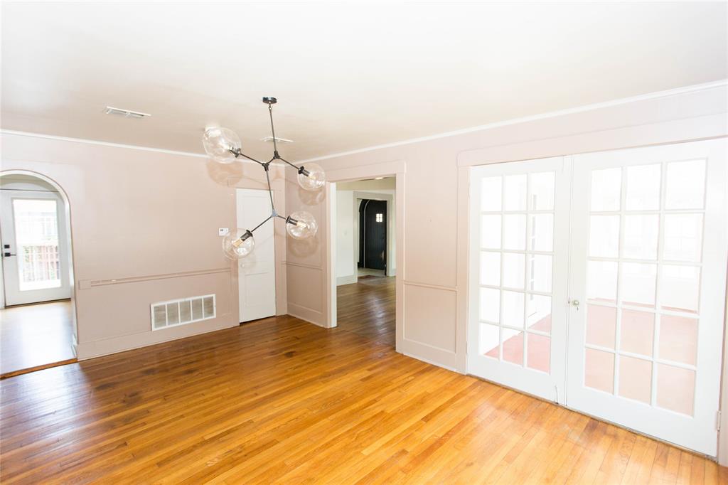 201 West 33rd Street, Unit A Austin, TX 78705 - Photo 5 of 20 a view of empty room with wooden floor and fan