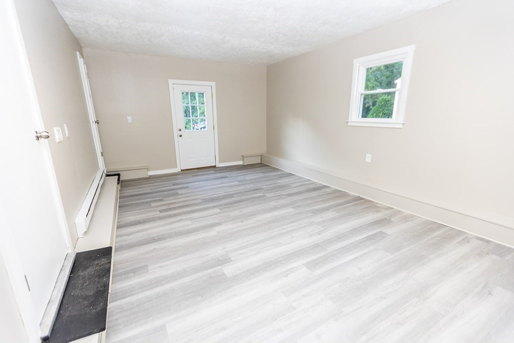 376 Hermitage Drive Springfield, MA 01129 - Photo 24 of 34 an empty room with windows