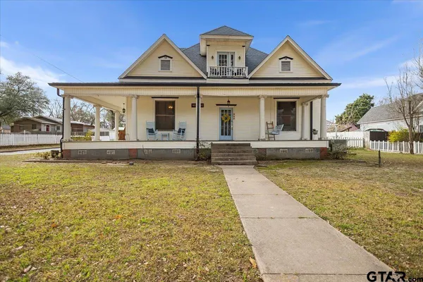 a view of a house with a outdoor space