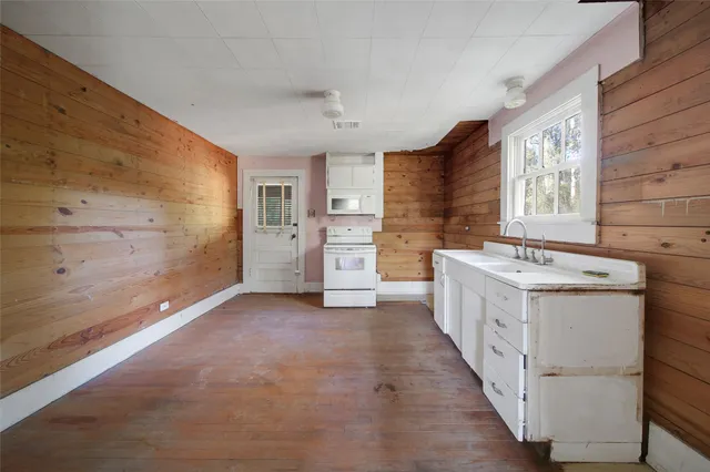 a view of utility room with washer and dryer