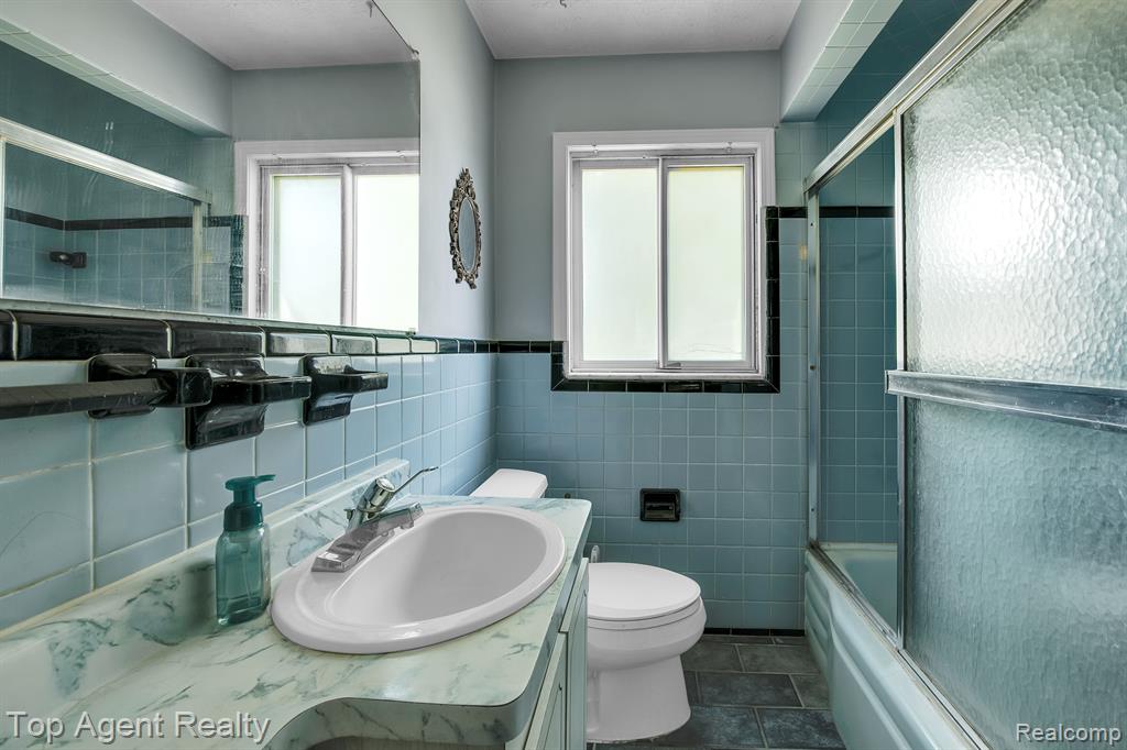 23303 Teppert Avenue Eastpointe, MI 48021 - Photo 11 of 32