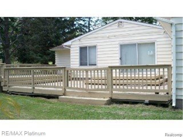2250 Oak Grove Road Howell, MI 48855 - Photo 3 of 4 Deck.jpg
