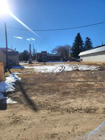 a view of a parking area