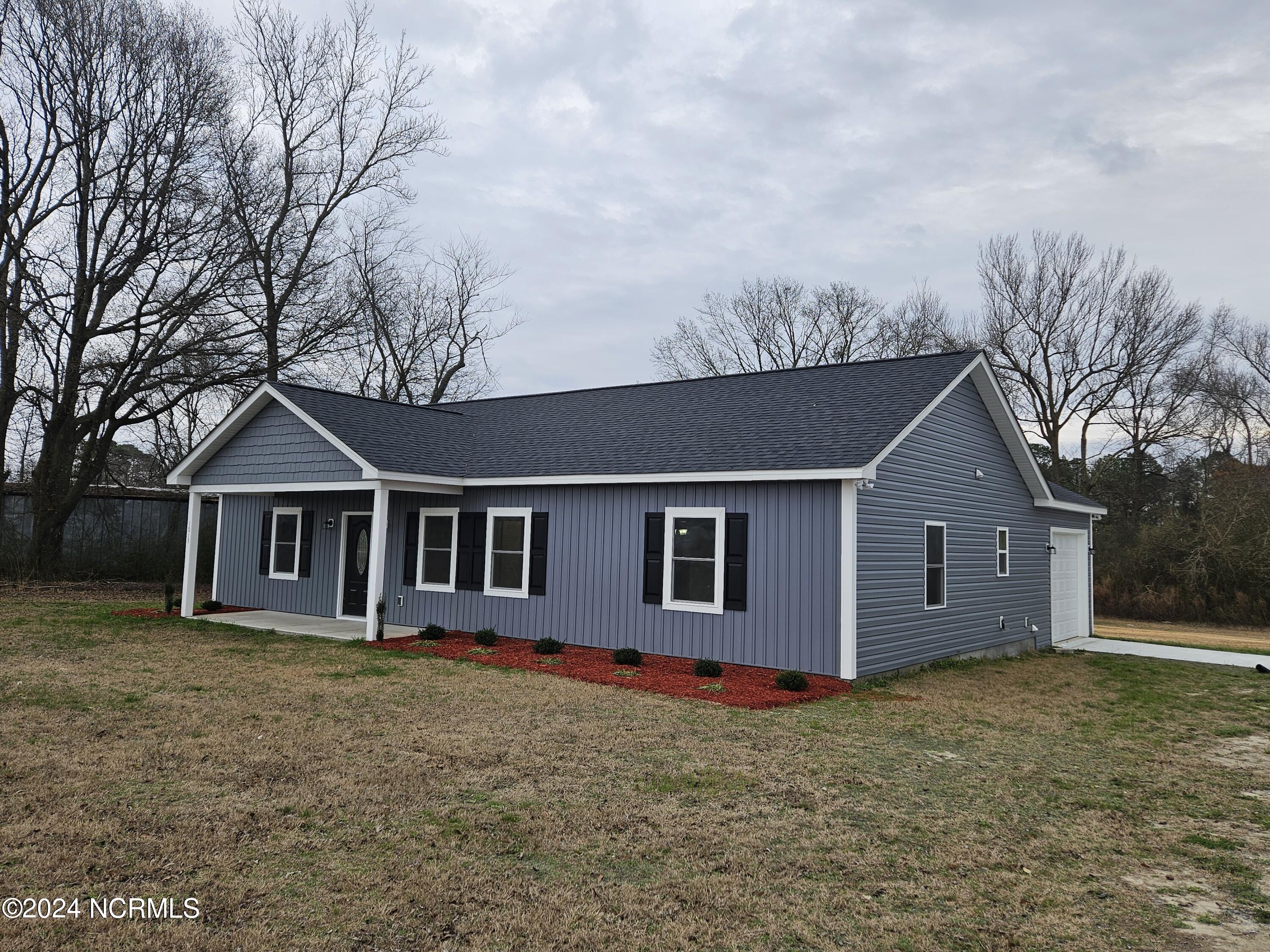 1015 Oberry Road Dudley, NC 28333 - Photo 4 of 26 Right side view of home