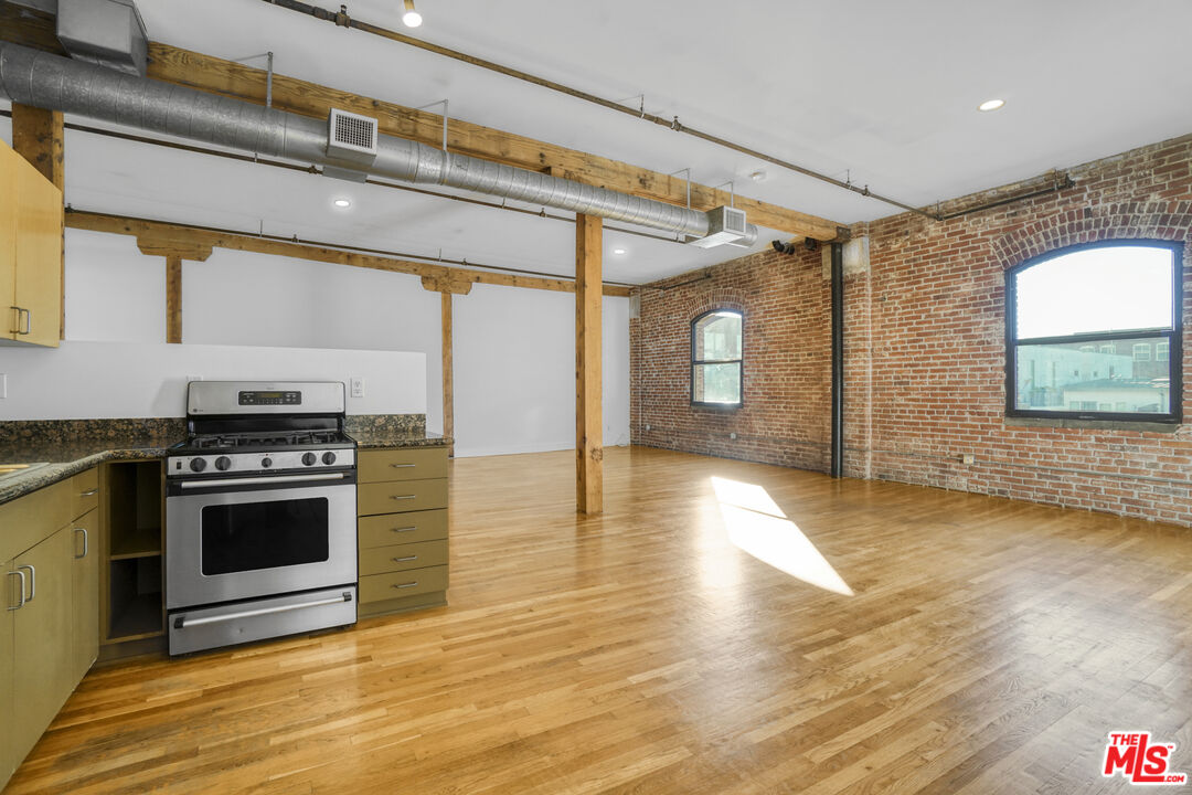 215 South Santa Fe Avenue, Unit 17 Los Angeles, CA 90012 - Photo 10 of 17