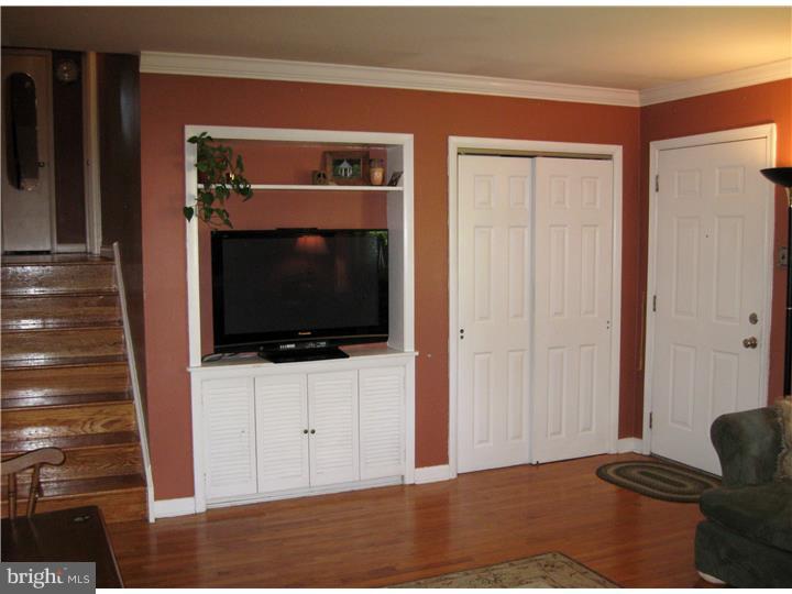 8 Rondon Avenue Berlin, NJ 08009 - Photo 9 of 23 Living Room