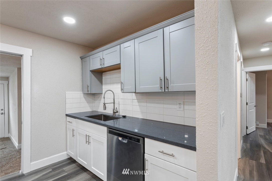 2705 Northeast 6th Place Renton, WA 98056 - Photo 4 of 26