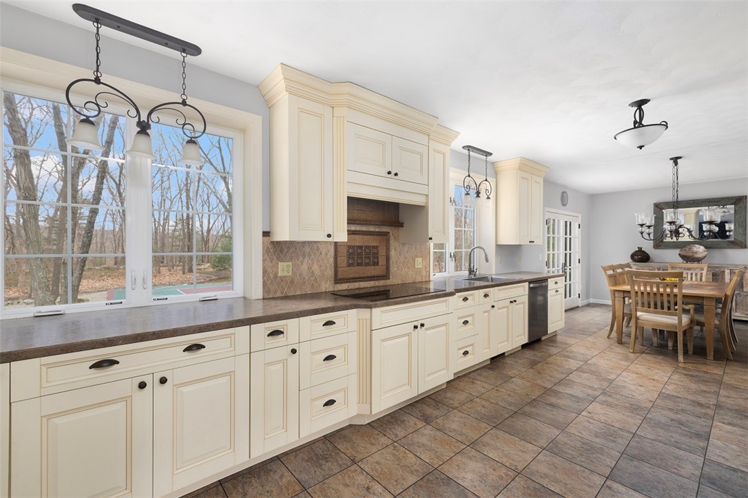 161 Sleepy Hollow Farm Road Warwick, RI 02886 - Photo 8 of 50 Gallery Image 8