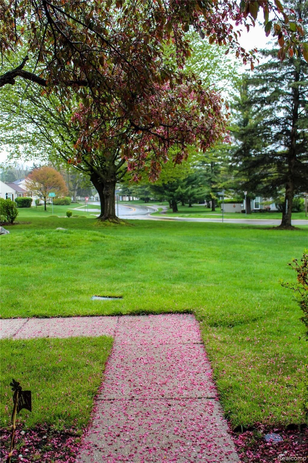 1462 Knights Ridge Court Rochester, MI 48306 - Photo 43 of 49 Path.jpg
