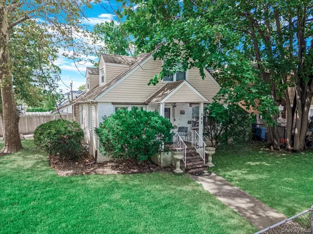 $900,000 | 362 Langdon Boulevard, Rockville Centre, NY 11570