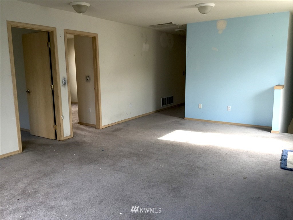 2725 Northeast 2nd Street Renton, WA 98056 - Photo 9 of 14