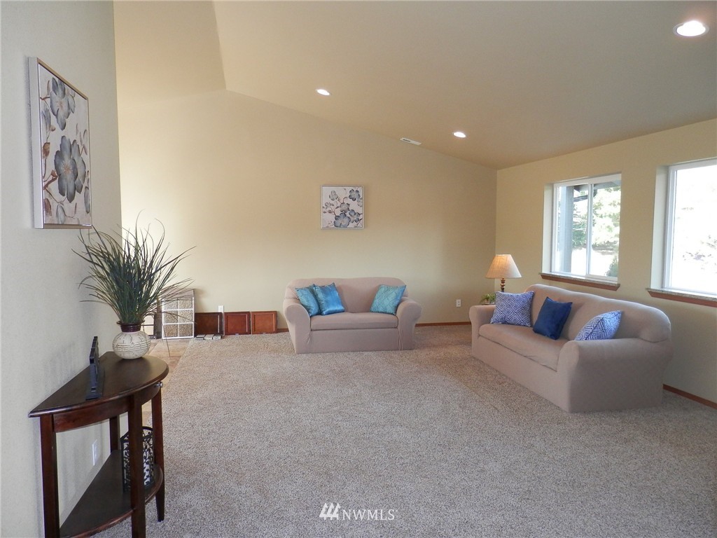 6308 192nd Lane Southwest Rochester, WA 98579 - Photo 10 of 23