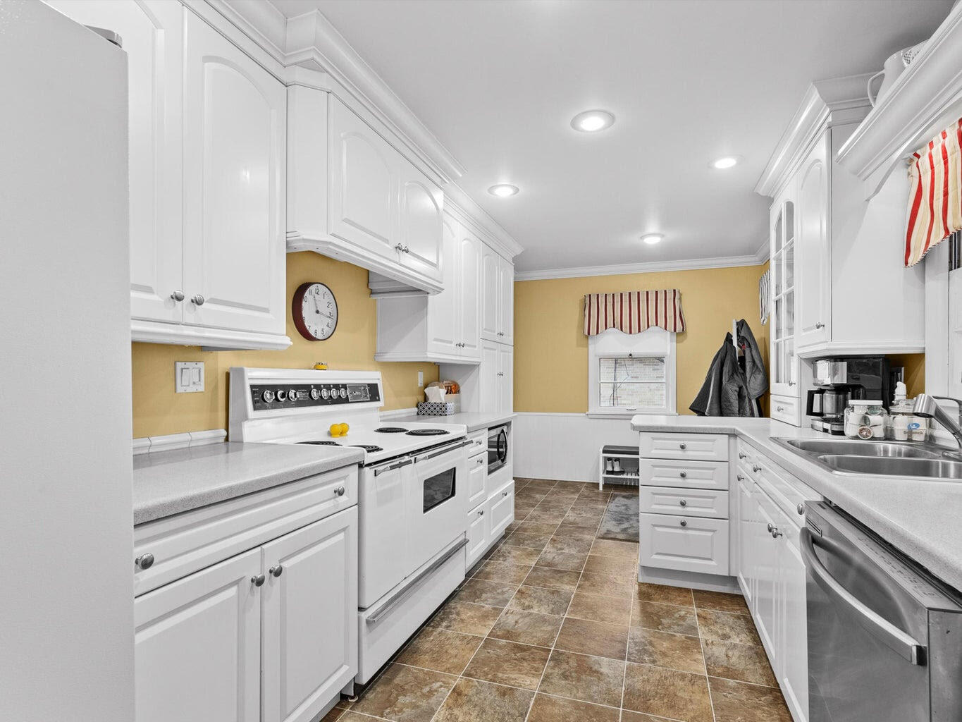 1616 Ahrens Street Manitowoc, WI 54220 - Photo 2 of 14 Kitchen