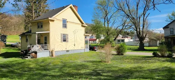 a view of backyard with a garden and trees