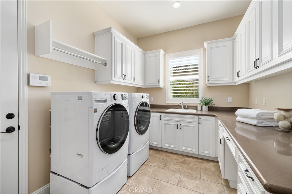 1541 Mesa Road Nipomo, CA 93444 - Photo 55 of 70 a utility room with sink dryer and washer