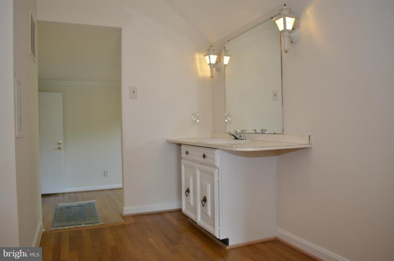 2404 Chilham Place Potomac, MD 20854 - Photo 14 of 25 Bath (Master)